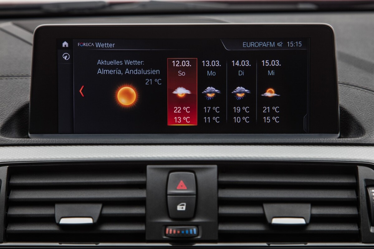 Pantalla central del sistema de infotainment con visualización del clima. Pantalla central del sistema de infotainment con visualización del clima.