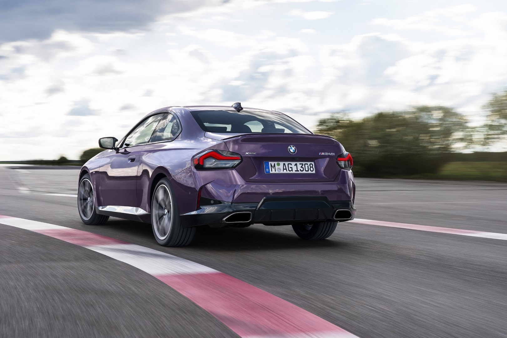 Imagen dinámica trasera y lateral del BMW Serie 2 Coupé.