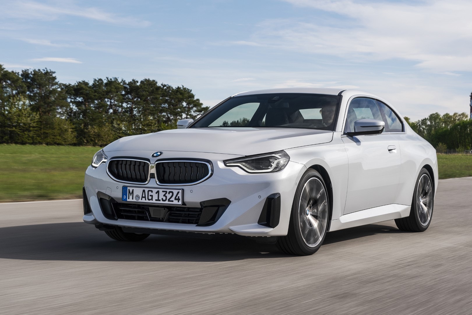 Dinámico ángulo del BMW Serie 2 Coupé exhibiendo su frontal y lateral.