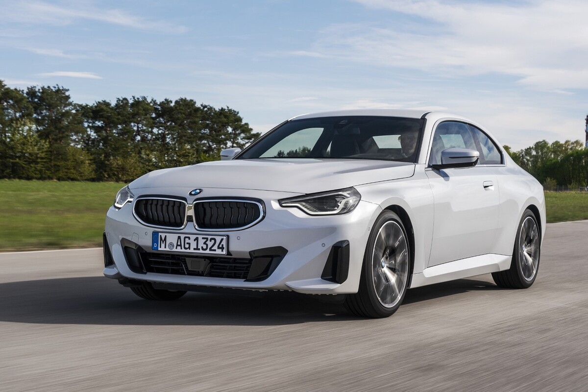 Dinámico ángulo del BMW Serie 2 Coupé exhibiendo su frontal y lateral. Dinámico ángulo del BMW Serie 2 Coupé exhibiendo su frontal y lateral.