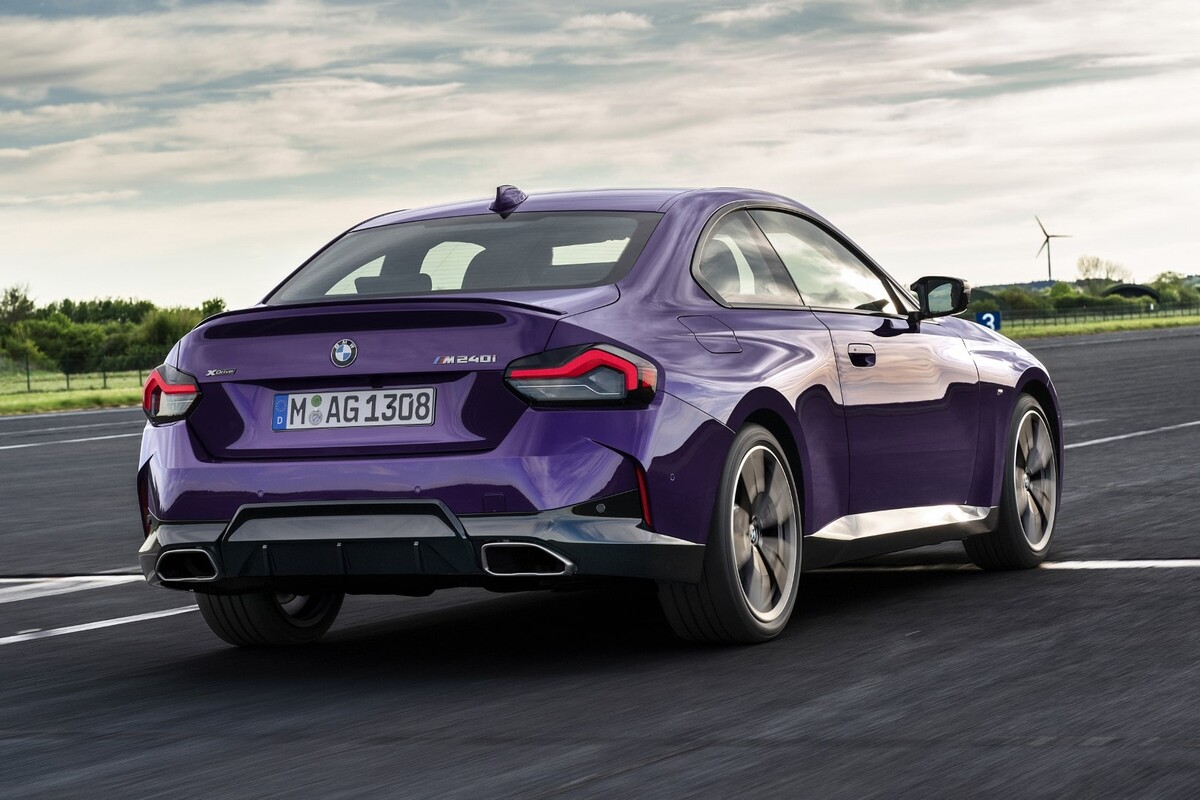 Elegante perspectiva trasera y lateral del BMW Serie 2 Coupé. Elegante perspectiva trasera y lateral del BMW Serie 2 Coupé.