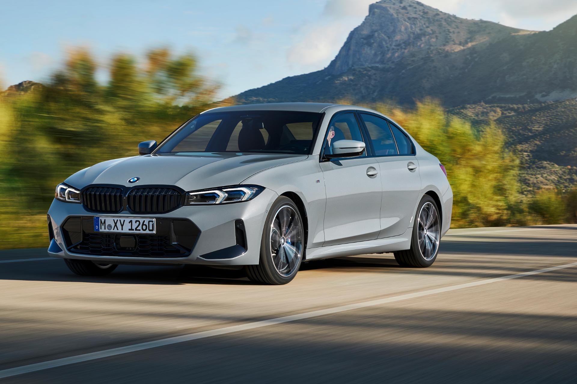 BMW Serie 3 Híbrido en movimiento, destacando su elegante diseño frontal y lateral.