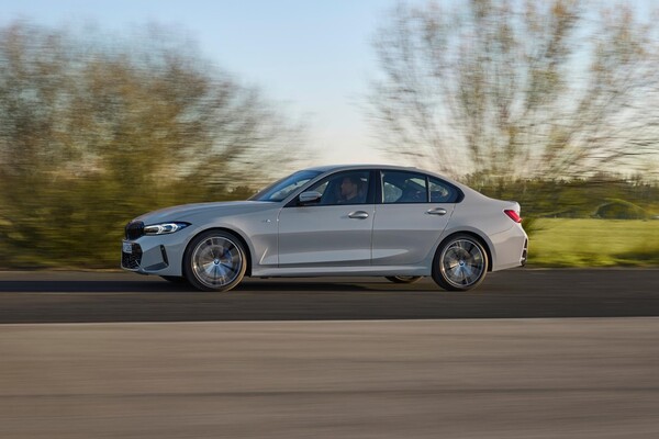Visión dinámica del BMW Serie 3 Híbrido desde un ángulo lateral en carretera. Visión dinámica del BMW Serie 3 Híbrido desde un ángulo lateral en carretera.