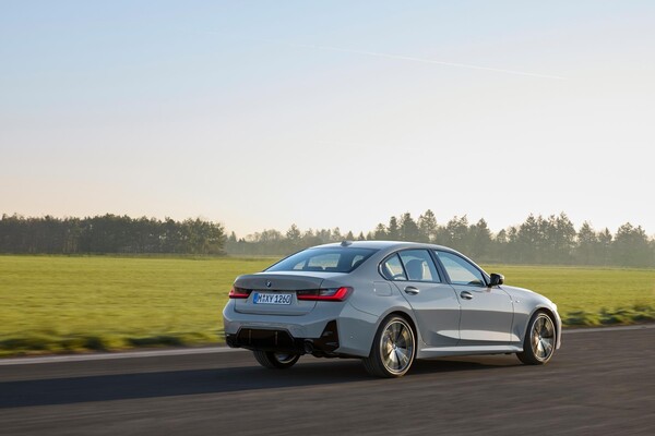 Vista trasera y lateral del BMW Serie 3 en movimiento. Vista trasera y lateral del BMW Serie 3 en movimiento.