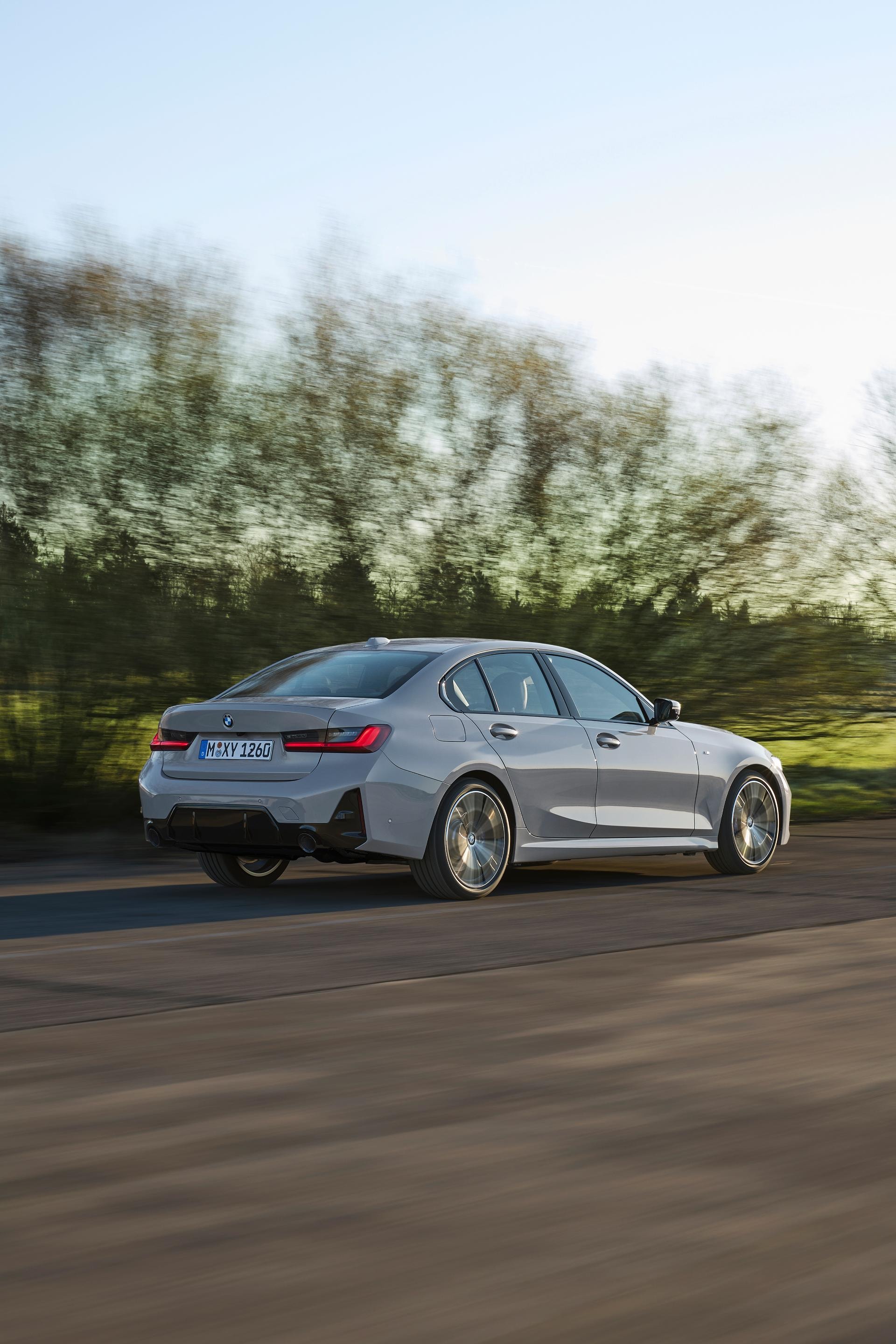 Perfil lateral del BMW Serie 3 Híbrido mientras se desplaza a velocidad.
