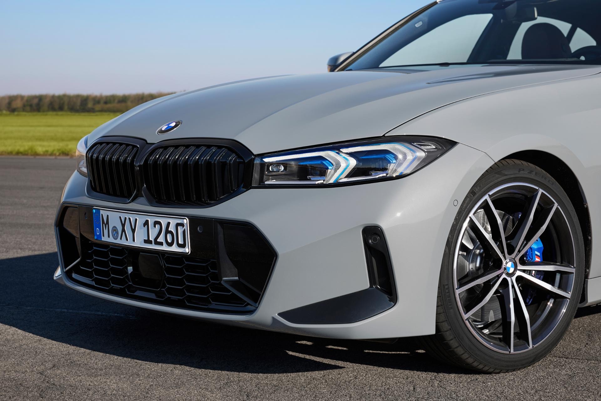 Rostro agresivo del BMW Serie 3 Híbrido que muestra su parrilla distintiva.