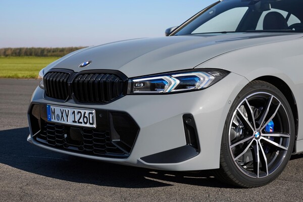 Rostro agresivo del BMW Serie 3 Híbrido que muestra su parrilla distintiva. Rostro agresivo del BMW Serie 3 Híbrido que muestra su parrilla distintiva.
