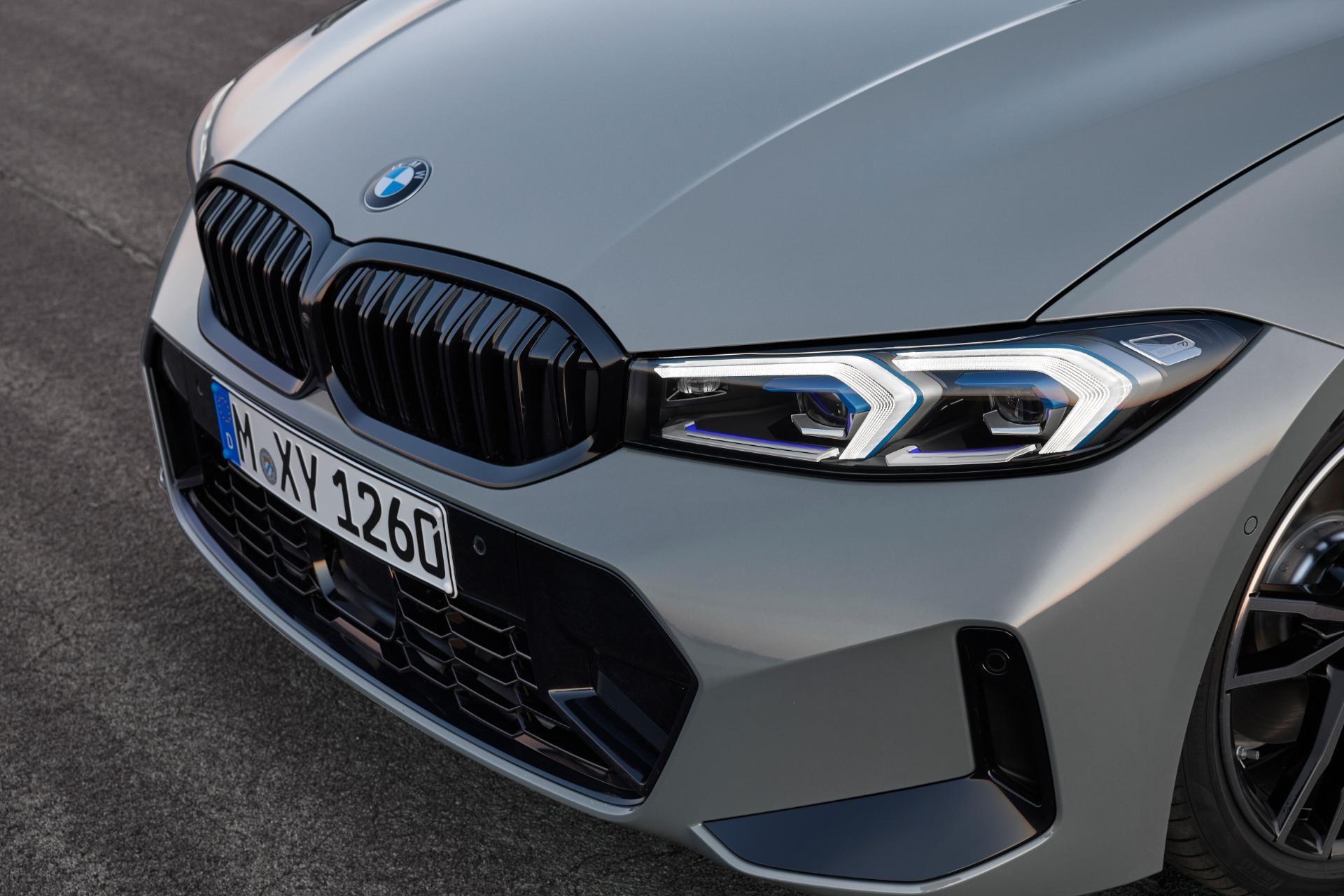 Imagen detallada que muestra el diseño frontal agresivo del BMW Serie 3 híbrido.