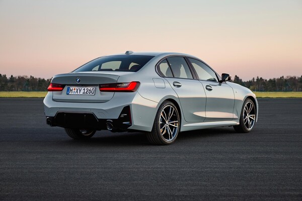 Vista trasera del BMW Serie 3 Híbrido con iluminación dramática al atardecer. Vista trasera del BMW Serie 3 Híbrido con iluminación dramática al atardecer.