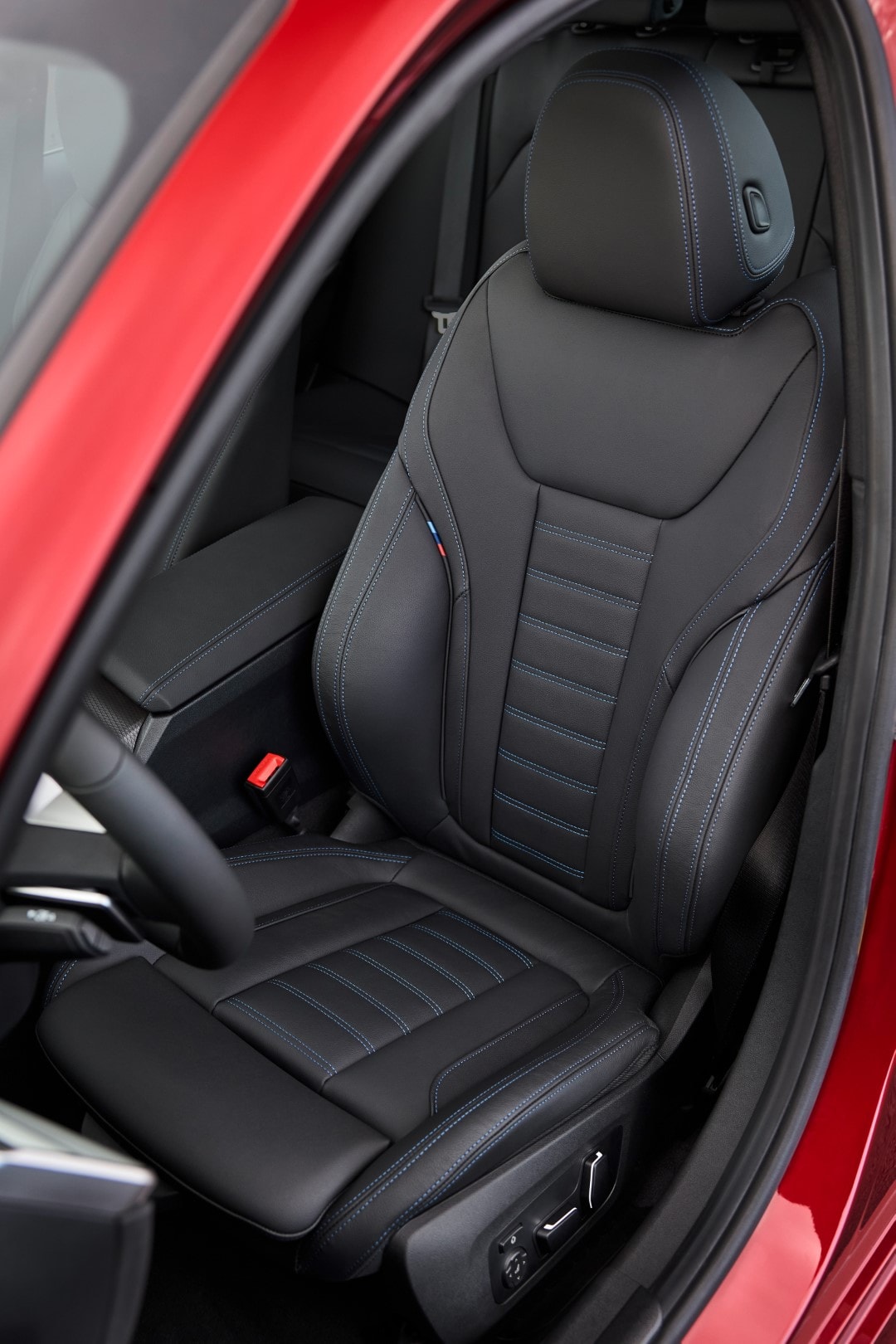 Vista del asiento delantero de conductor en el BMW Serie 3 Touring, con diseño ergonómico.