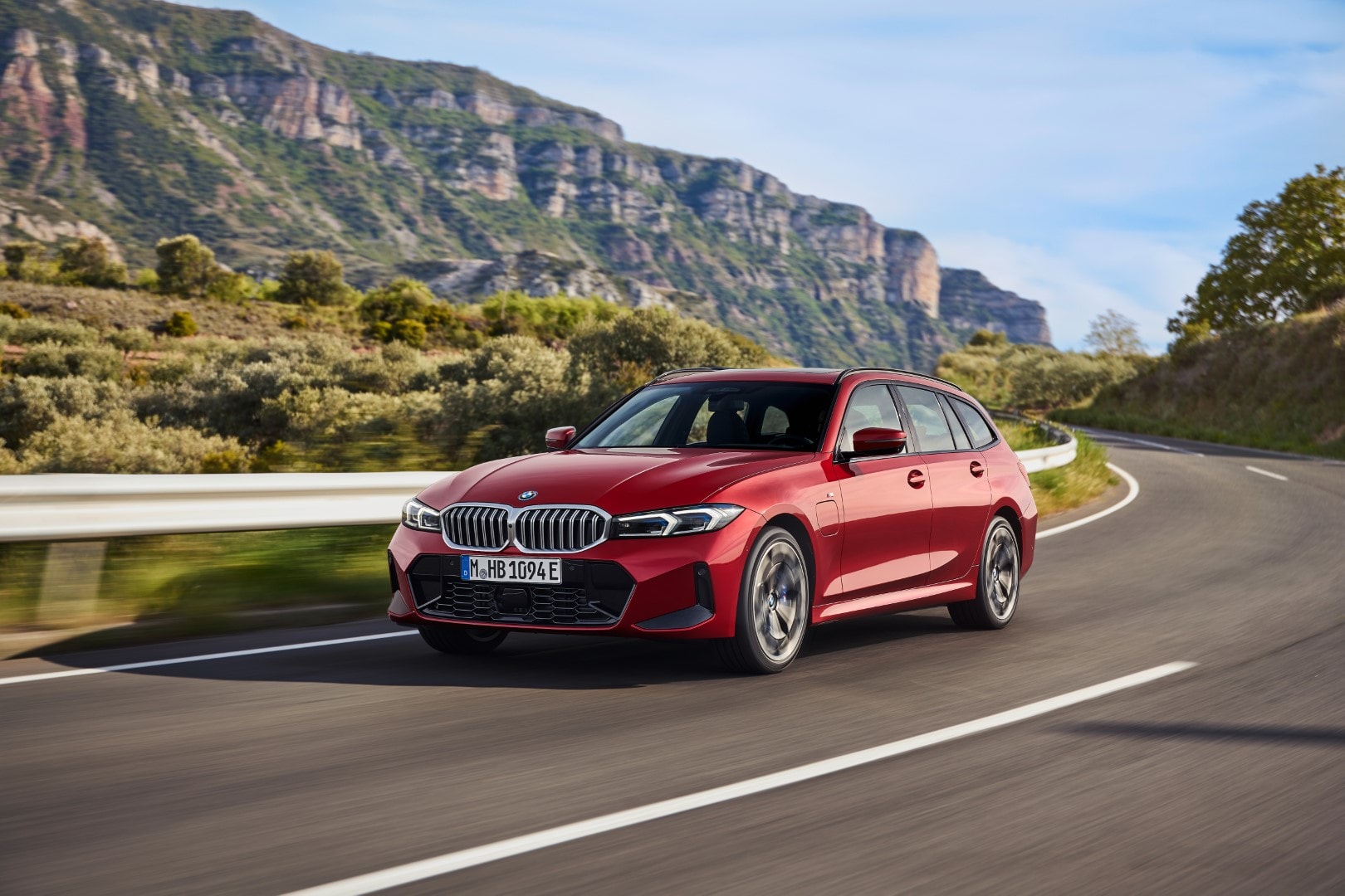 BMW Serie 3 Touring en movimiento, mostrando su elegancia y deportividad.