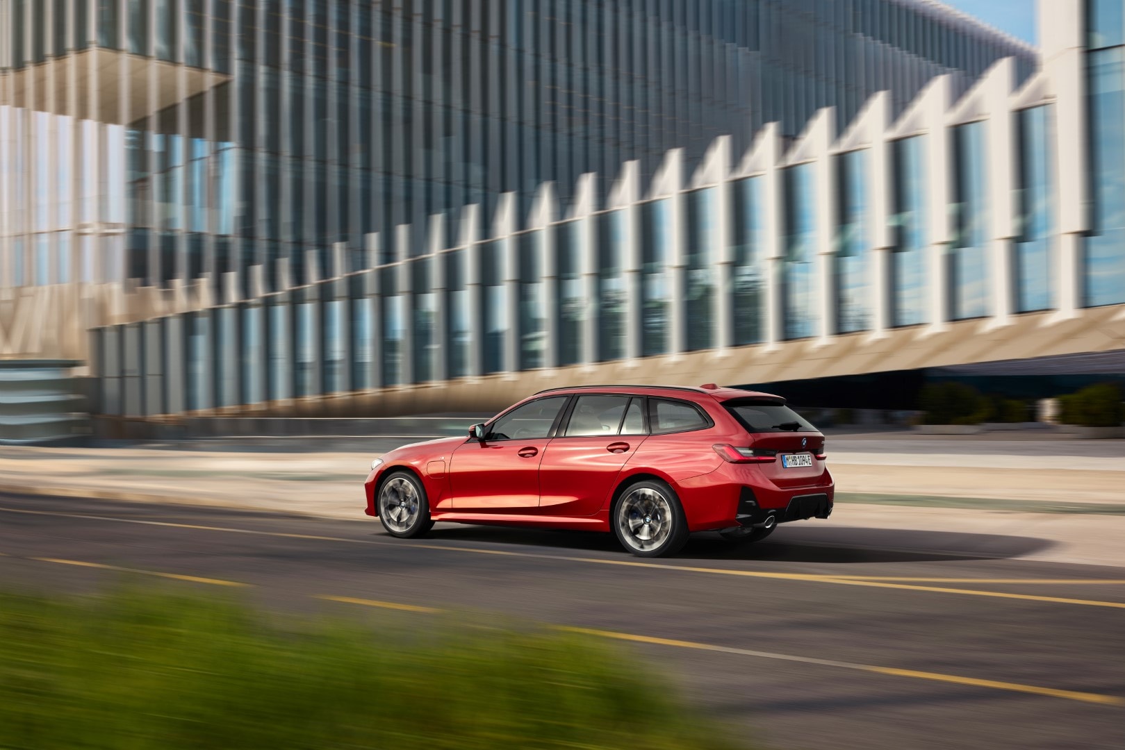 BMW Serie 3 Touring captado en una escena urbana, evidenciando su adaptabilidad.