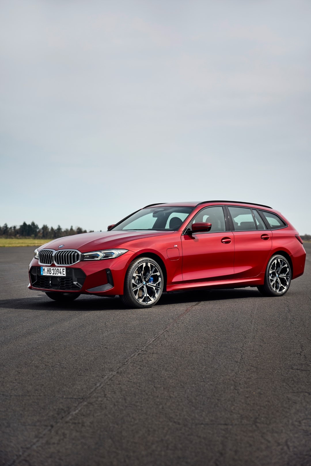 Perspectiva frontal y lateral del BMW Serie 3 Touring, con un diseño moderno y atrayente.