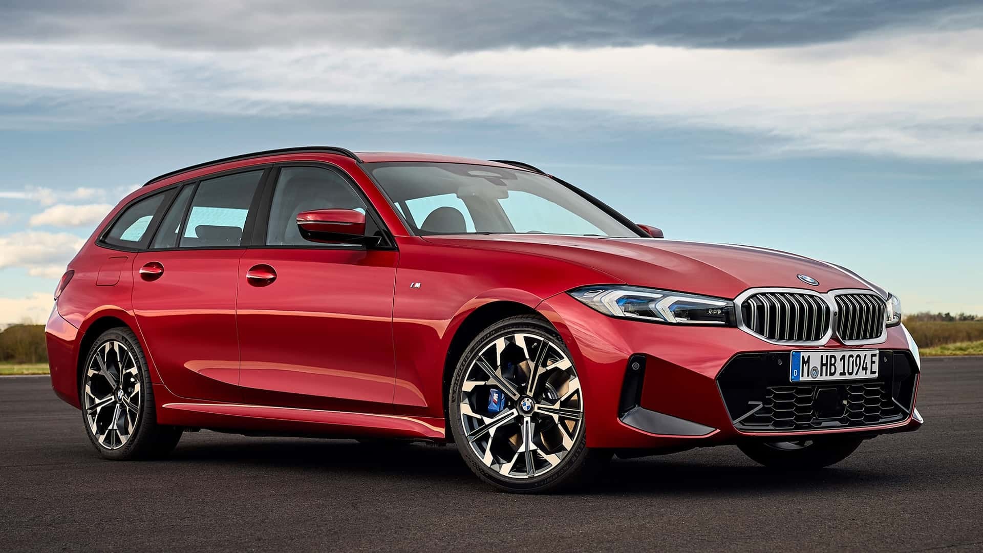 Vista dinámica de un BMW Serie 3 Touring en rojo.