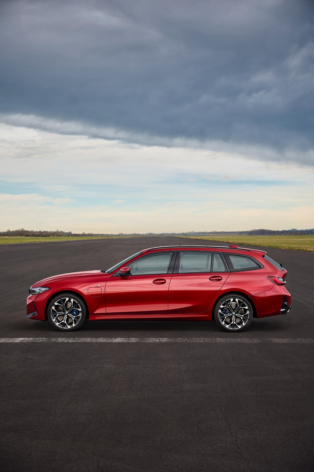 Vista lateral estática del BMW Serie 3 Touring que muestra su perfil estilizado.