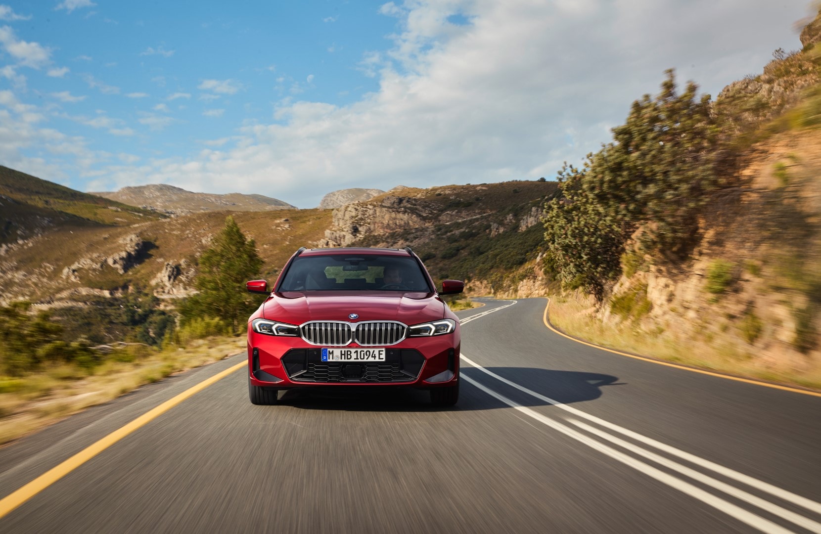 Fotografía en ruta del BMW Serie 3 Touring mostrando su frontal agresivo.
