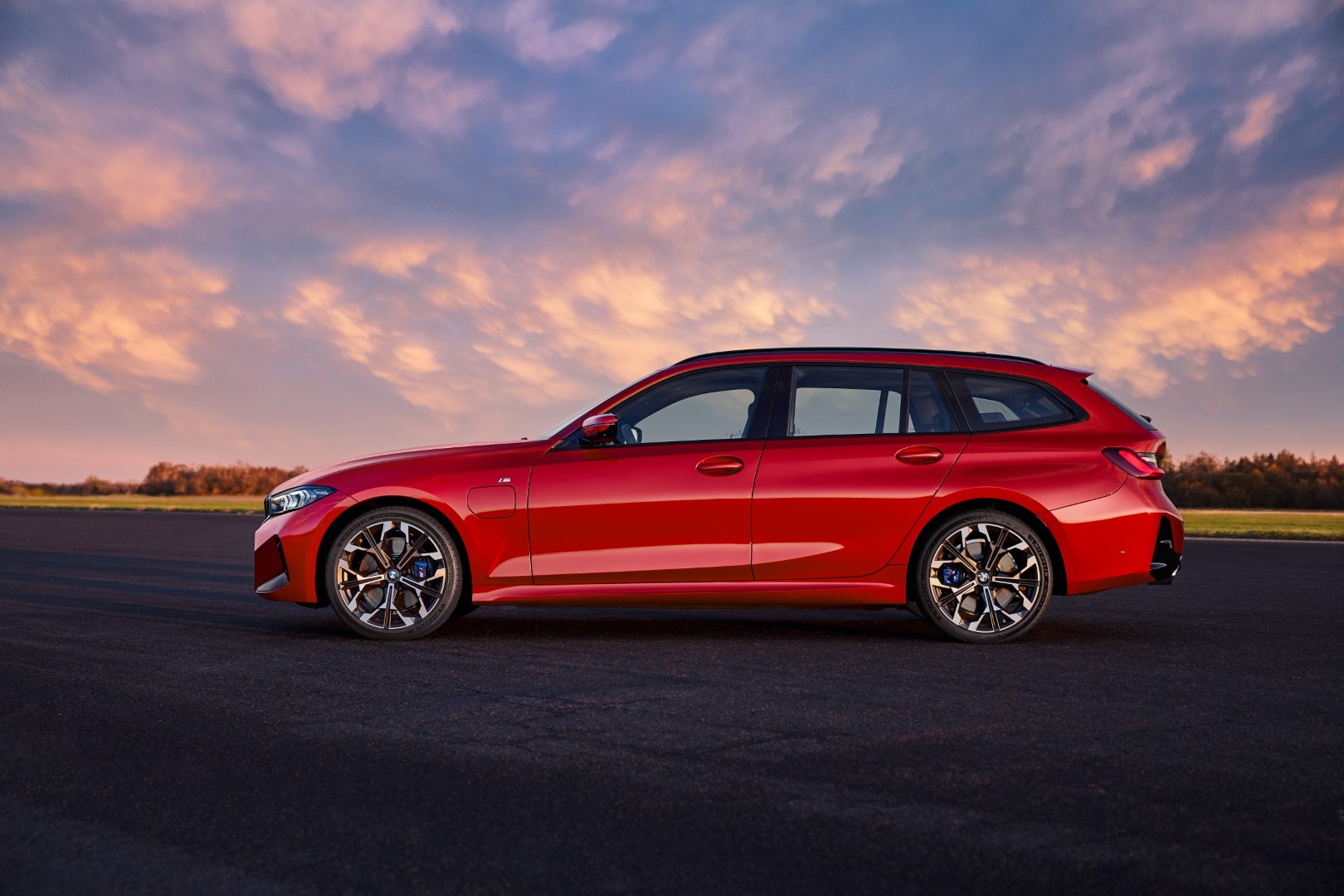 Perfil lateral del BMW Serie 3 Touring que muestra su silueta deportiva y elegante.