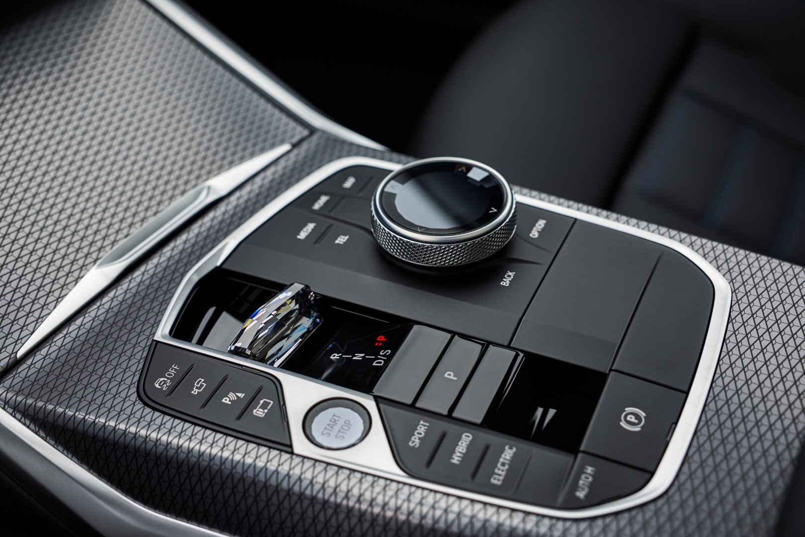 Consola central intuitiva y elegante con acabado en fibra de carbono.