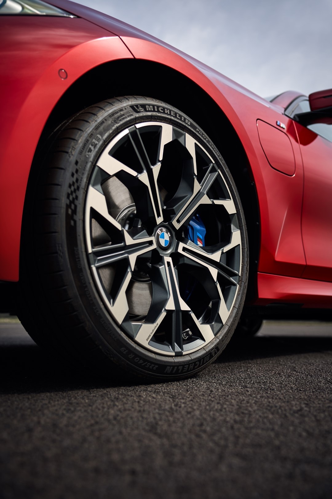 Detalle de la llanta y freno M Performance del BMW Serie 3 Touring.