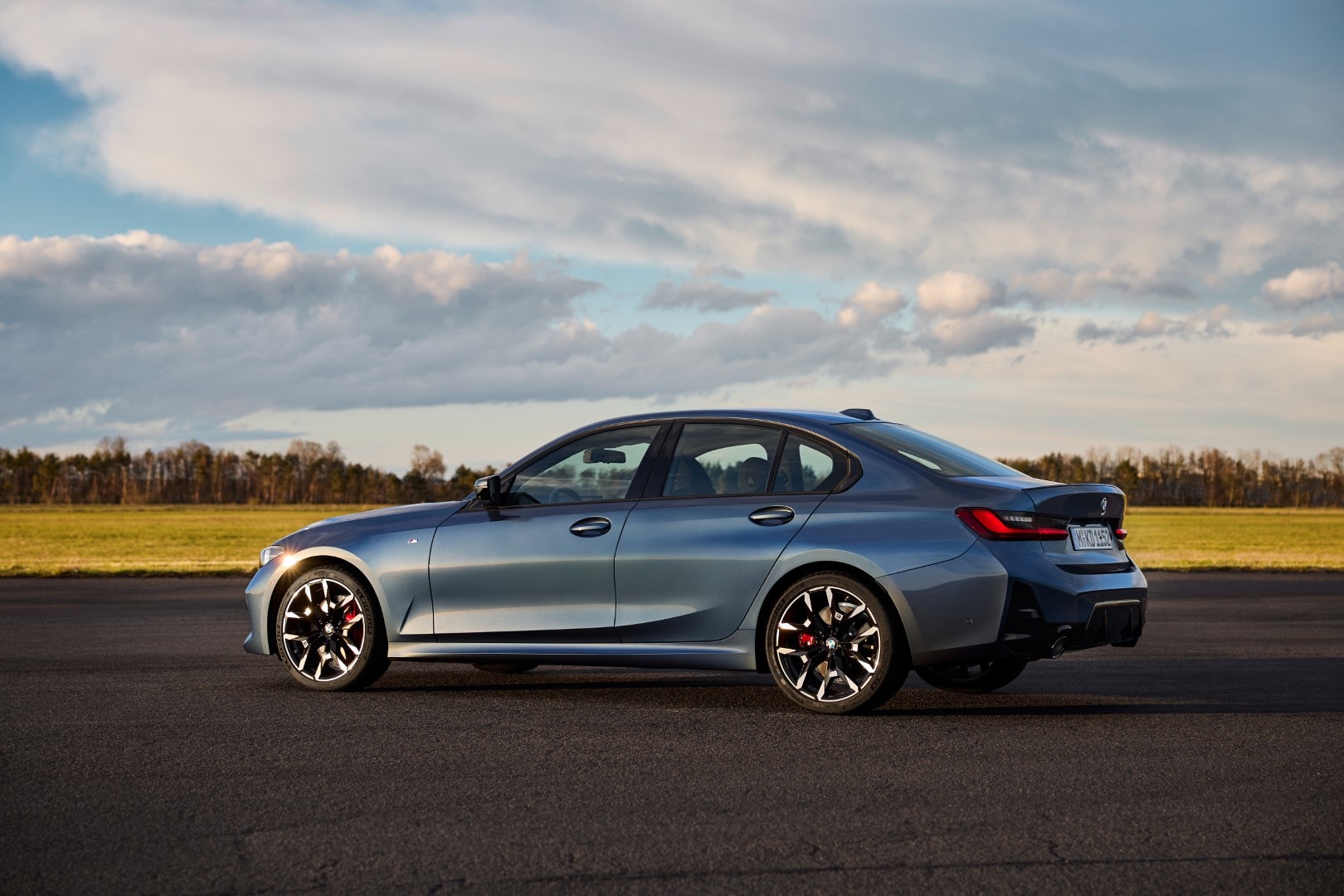 Elegante perfil del BMW Serie 3, destacando sus líneas deportivas.