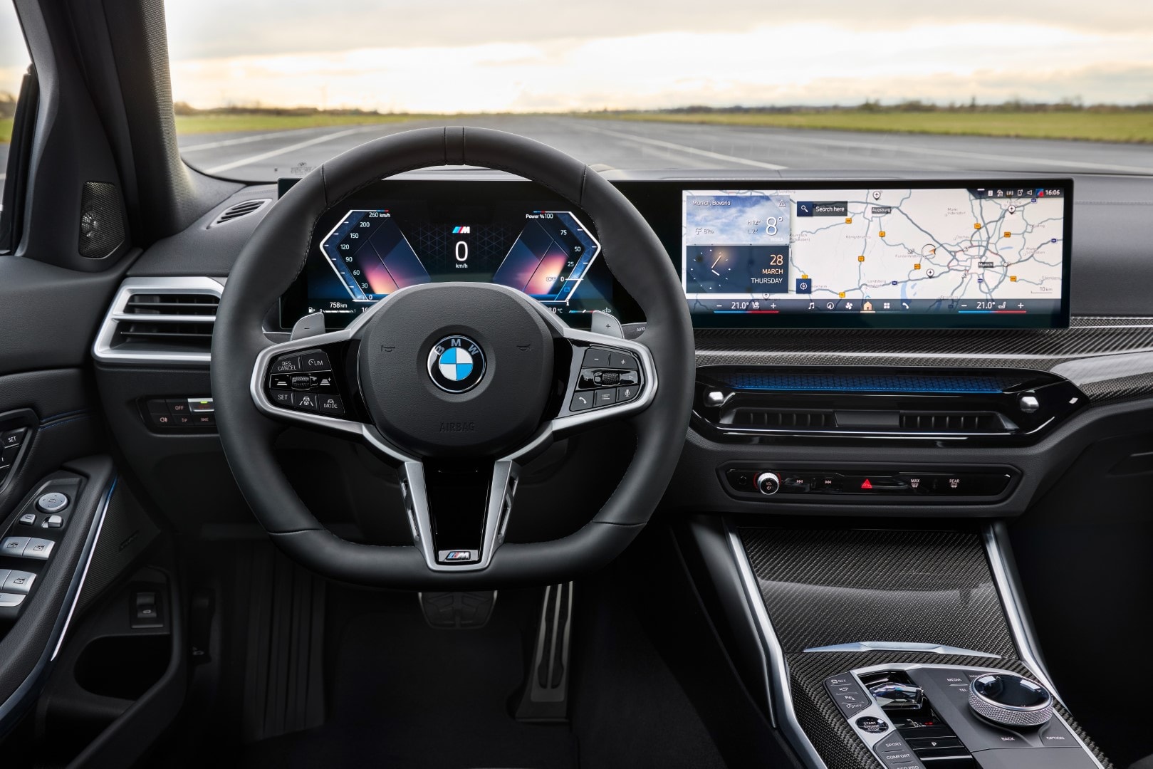 Interior del BMW Serie 3 con enfoque en el volante y la instrumentación digital.