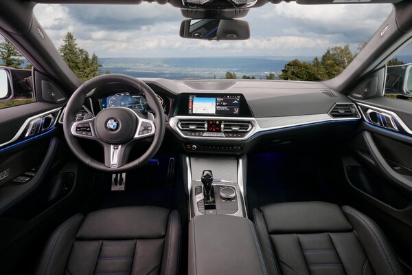 Vista del habitáculo y asientos delanteros del BMW Serie 4 Gran Coupé.