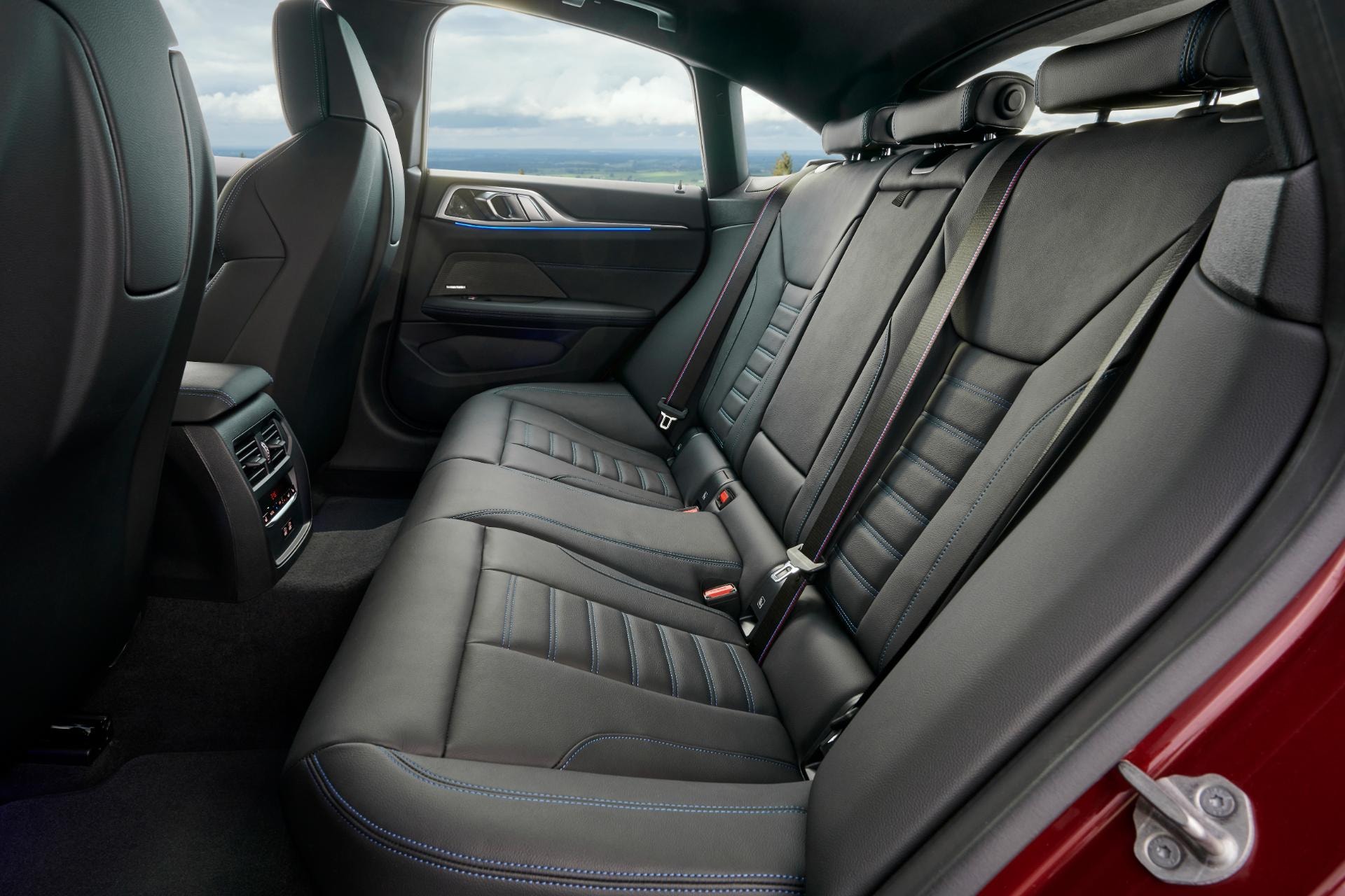 Asientos traseros del BMW Serie 4 Gran Coupé, enfocando comodidad y espacio.