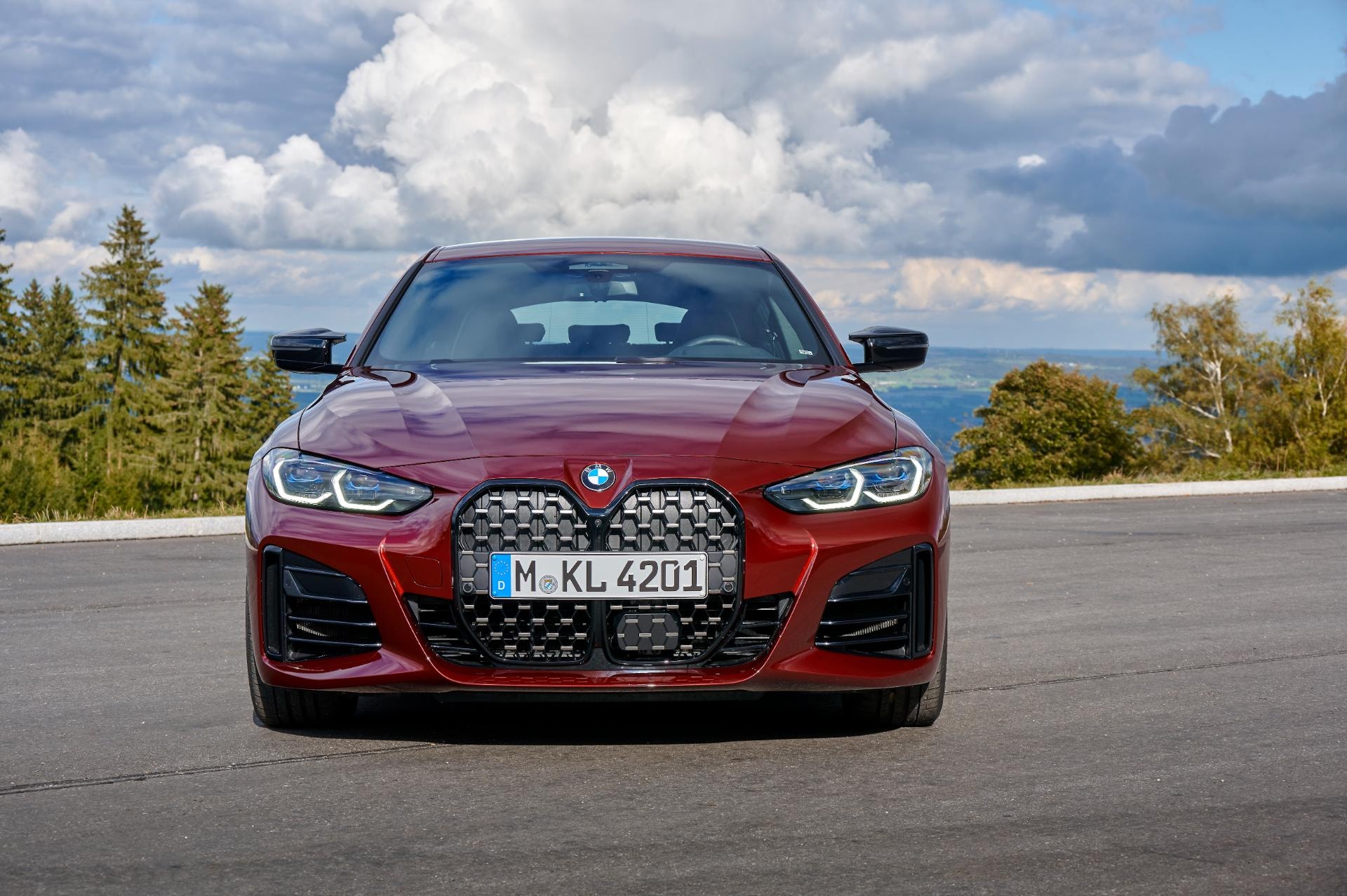 Frontal imponente del BMW Serie 4 Gran Coupé con riñón característico.