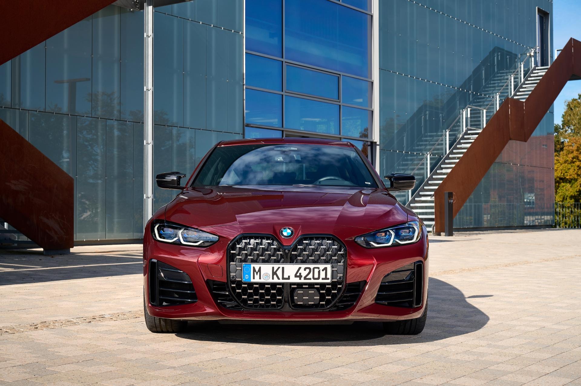 Vista frontal estática del BMW Serie 4 Gran Coupé, enfatizando el diseño del frontal.