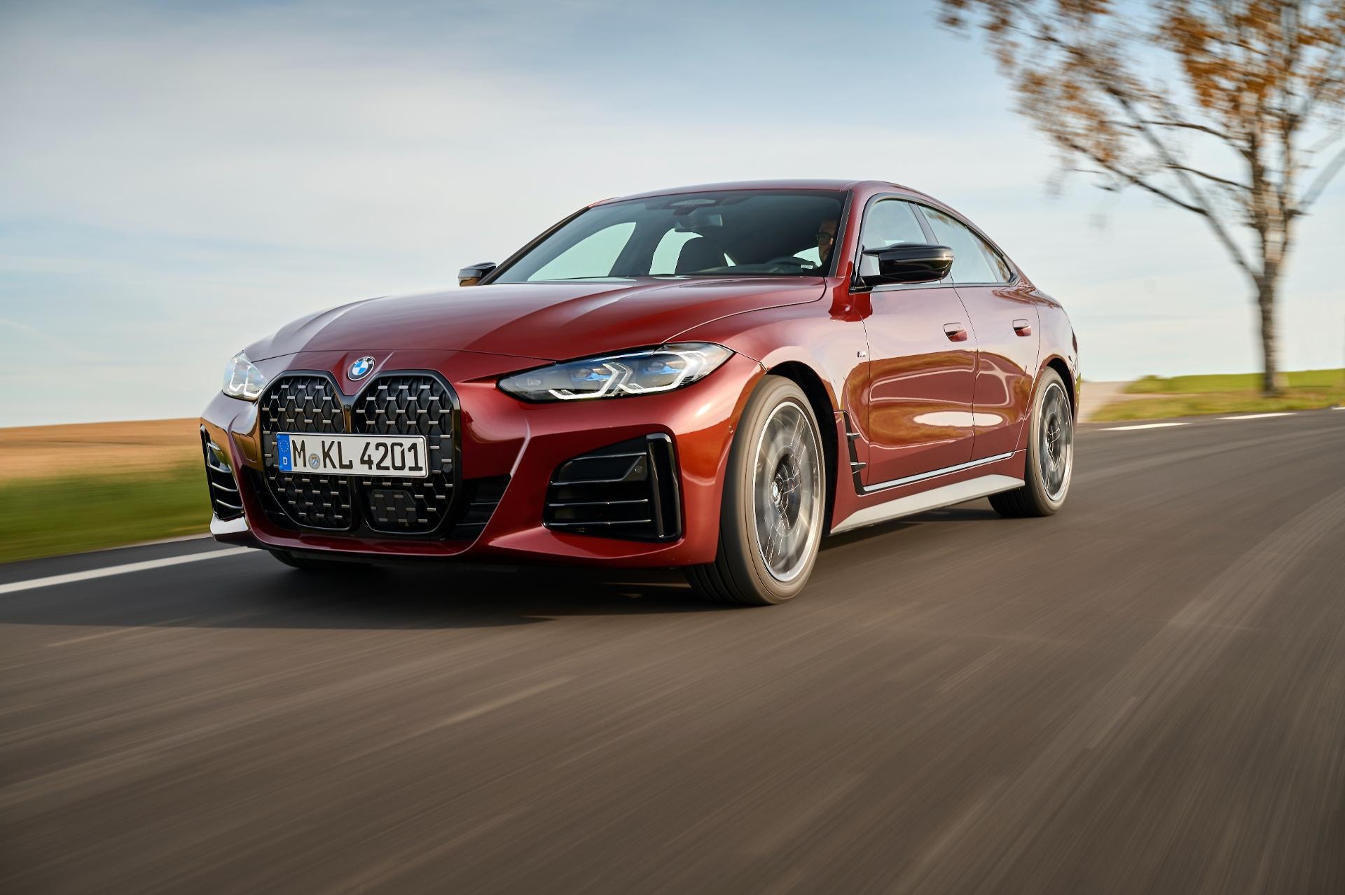 Vista frontal del BMW Serie 4 Gran Coupé circulando a gran velocidad.