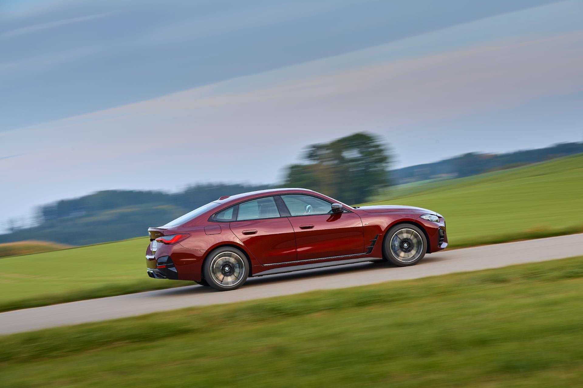 Imagen dinámica mostrando el BMW Serie 4 Gran Coupé en movimiento lateral.