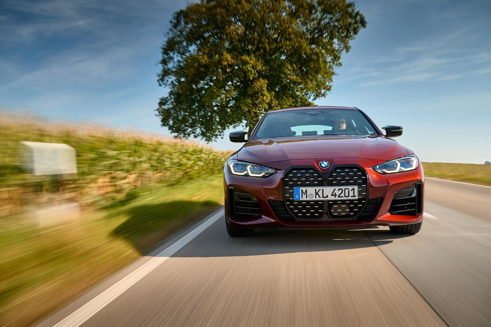 Vista frontal del BMW Serie 4 Gran Coupé en un entorno dinámico.