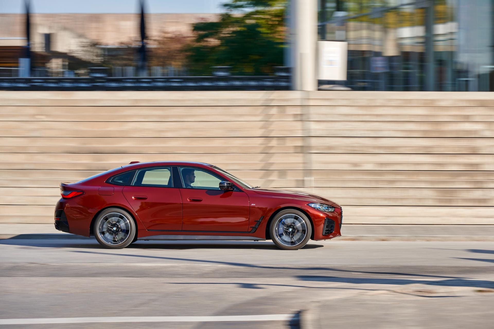 BMW Serie 4 Gran Coupé en movimiento, mostrando su diseño lateral.