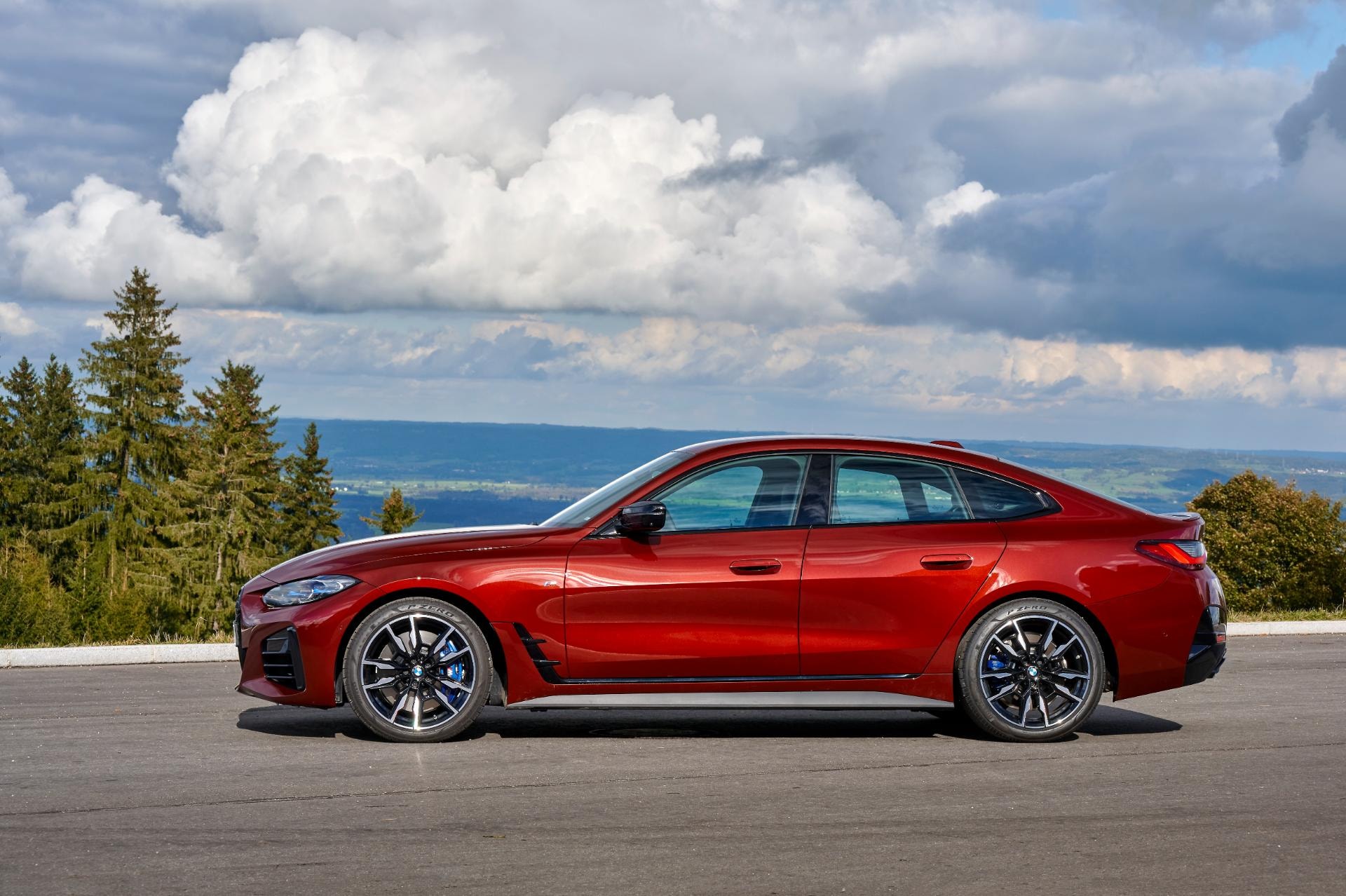 Perfil lateral del BMW Serie 4 Gran Coupé mostrando líneas dinámicas.