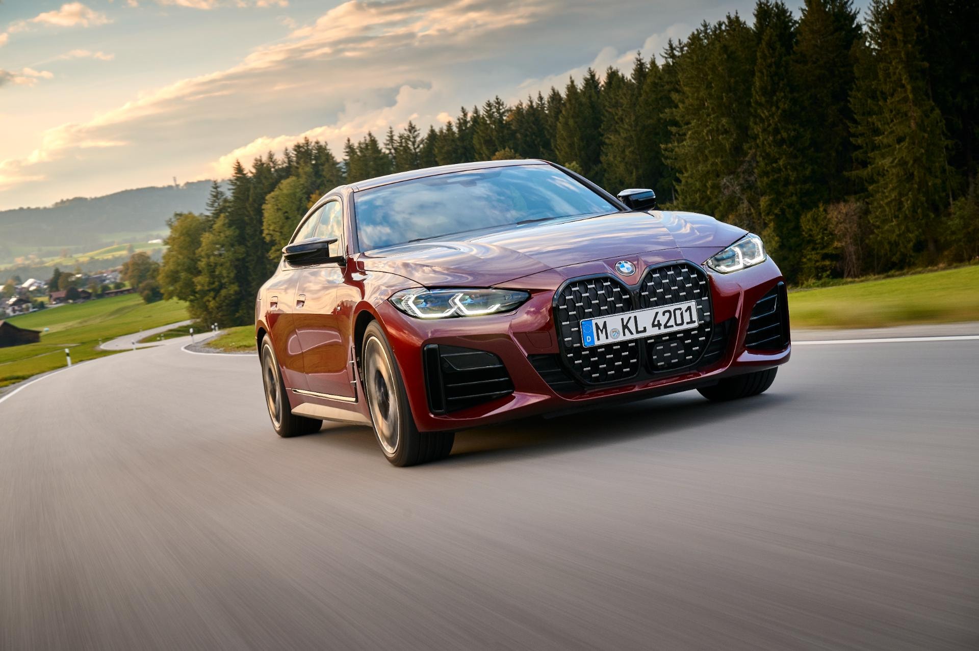 Vista frontal del BMW Serie 4 Gran Coupé en entorno rural.