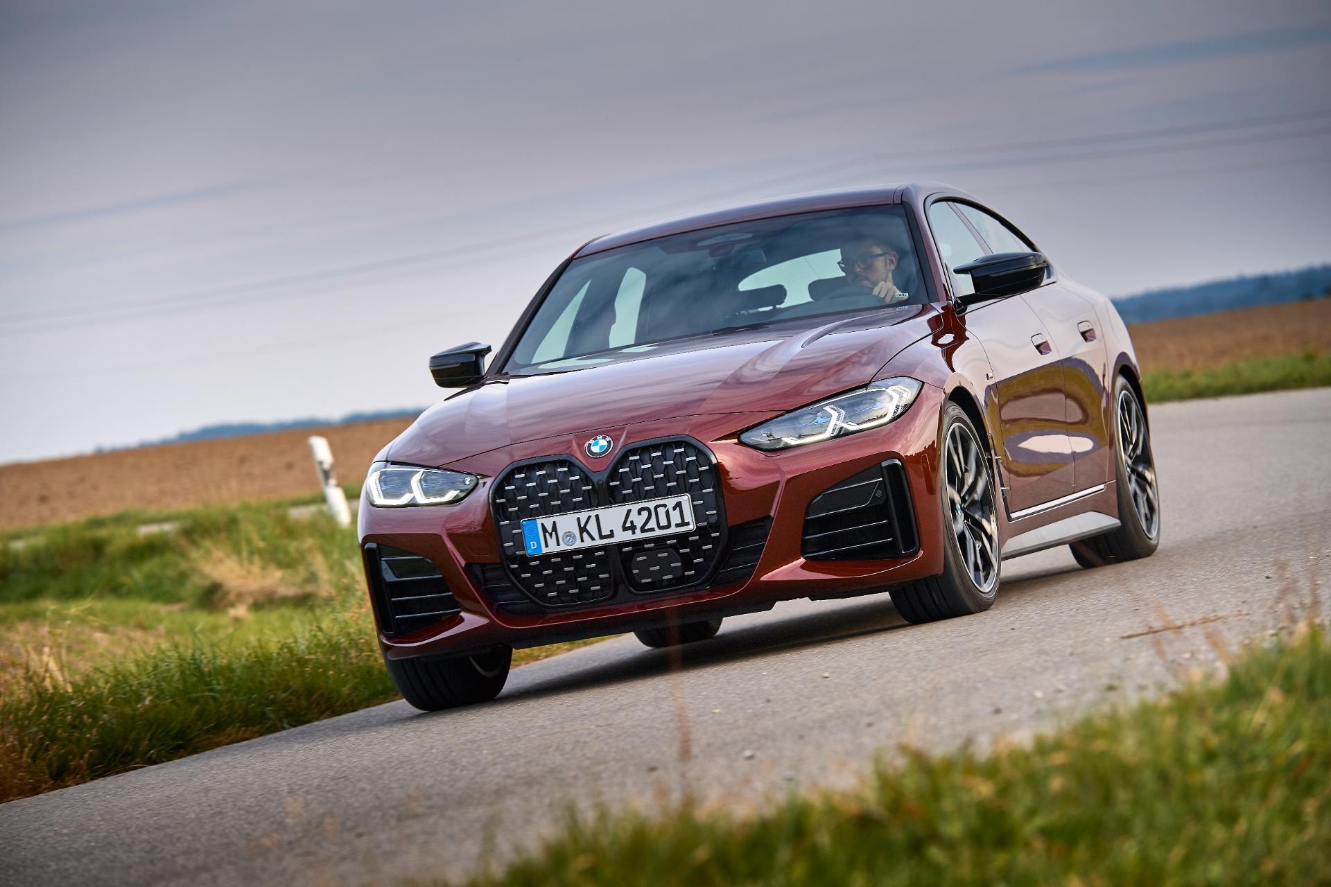 BMW Serie 4 Gran Coupé aproximándose en perspectiva delantera.