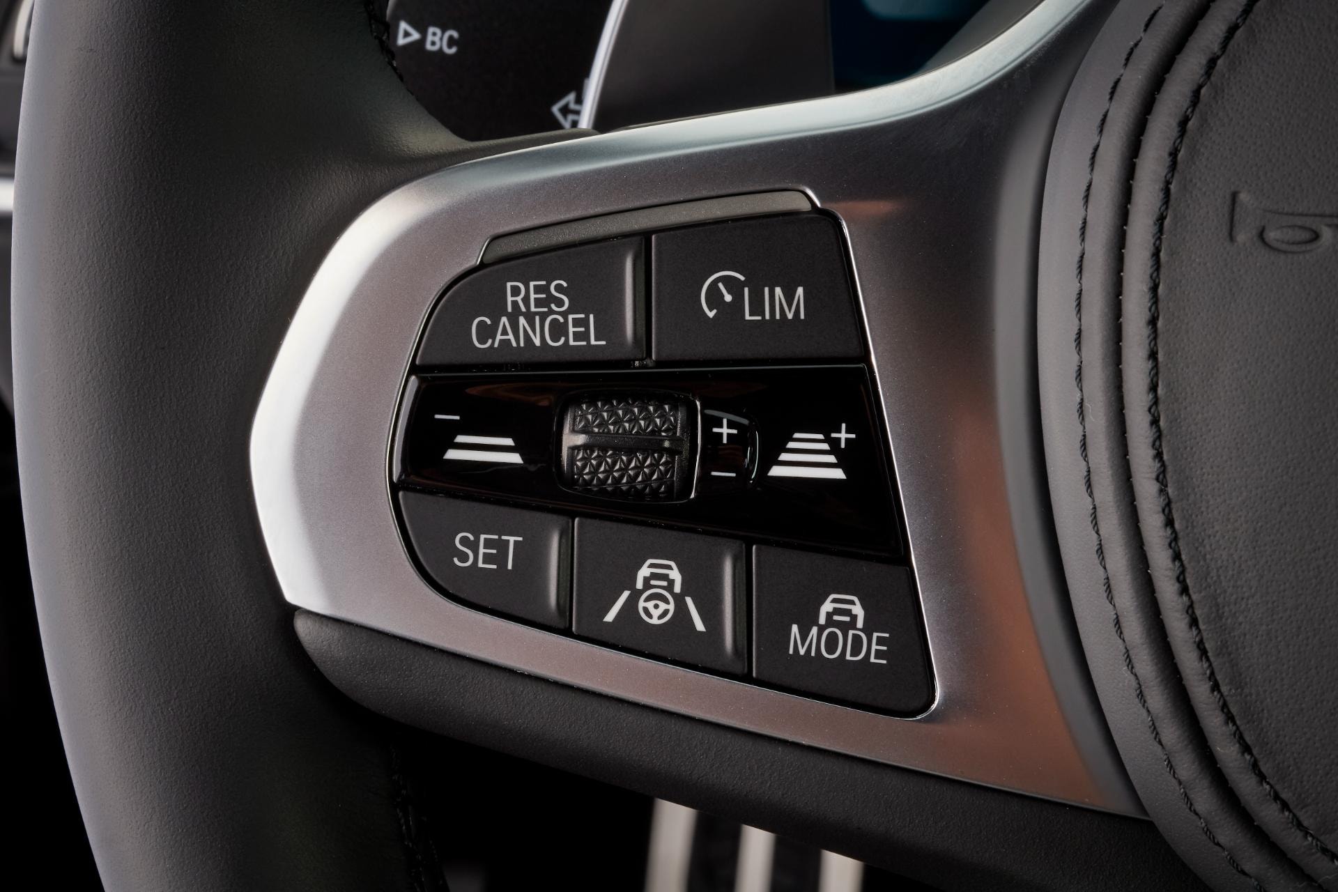 Detalles de los controles de crucero en el volante.