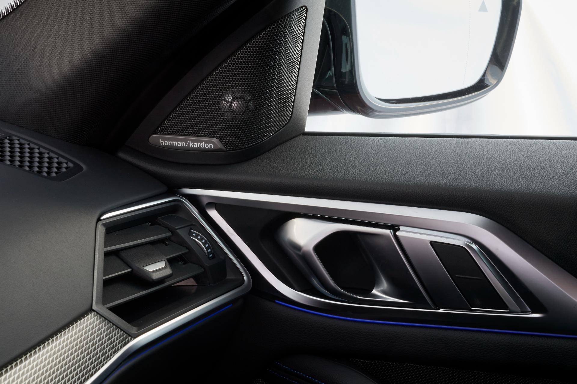 Detalle de altavoz premium Harman Kardon en el interior del BMW Serie 4 Gran Coupé.