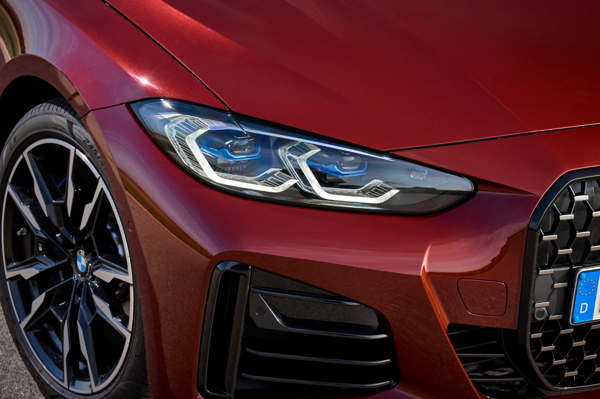 Primer plano de los faros LED y parte de la parrilla distintiva del BMW Serie 4 Gran Coupé.