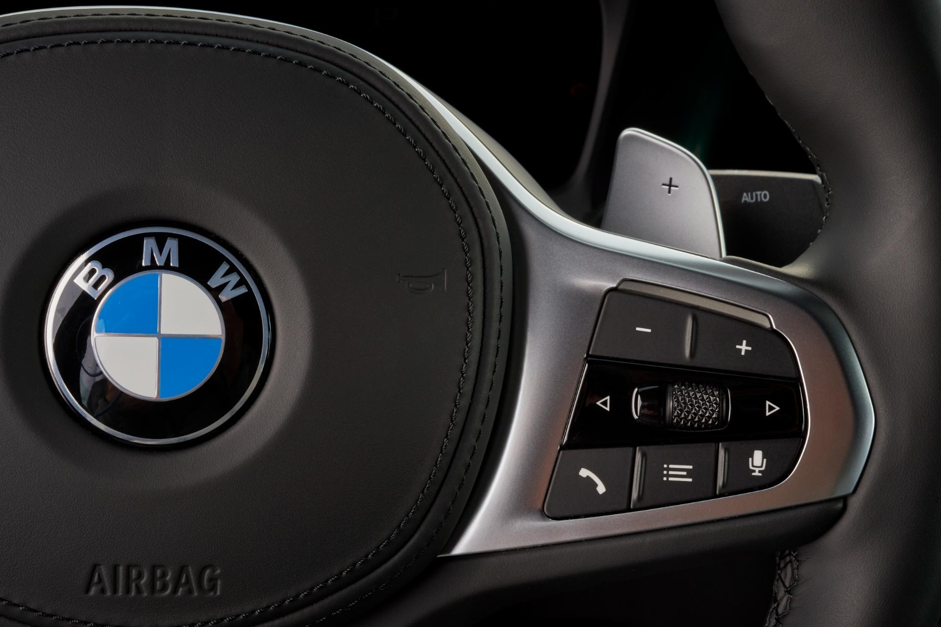 Controles integrados en el volante del BMW Serie 4 Gran Coupé.