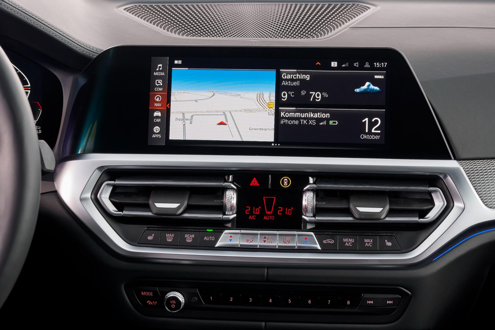 Sistema de infotainment BMW con pantalla táctil y controles climáticos.