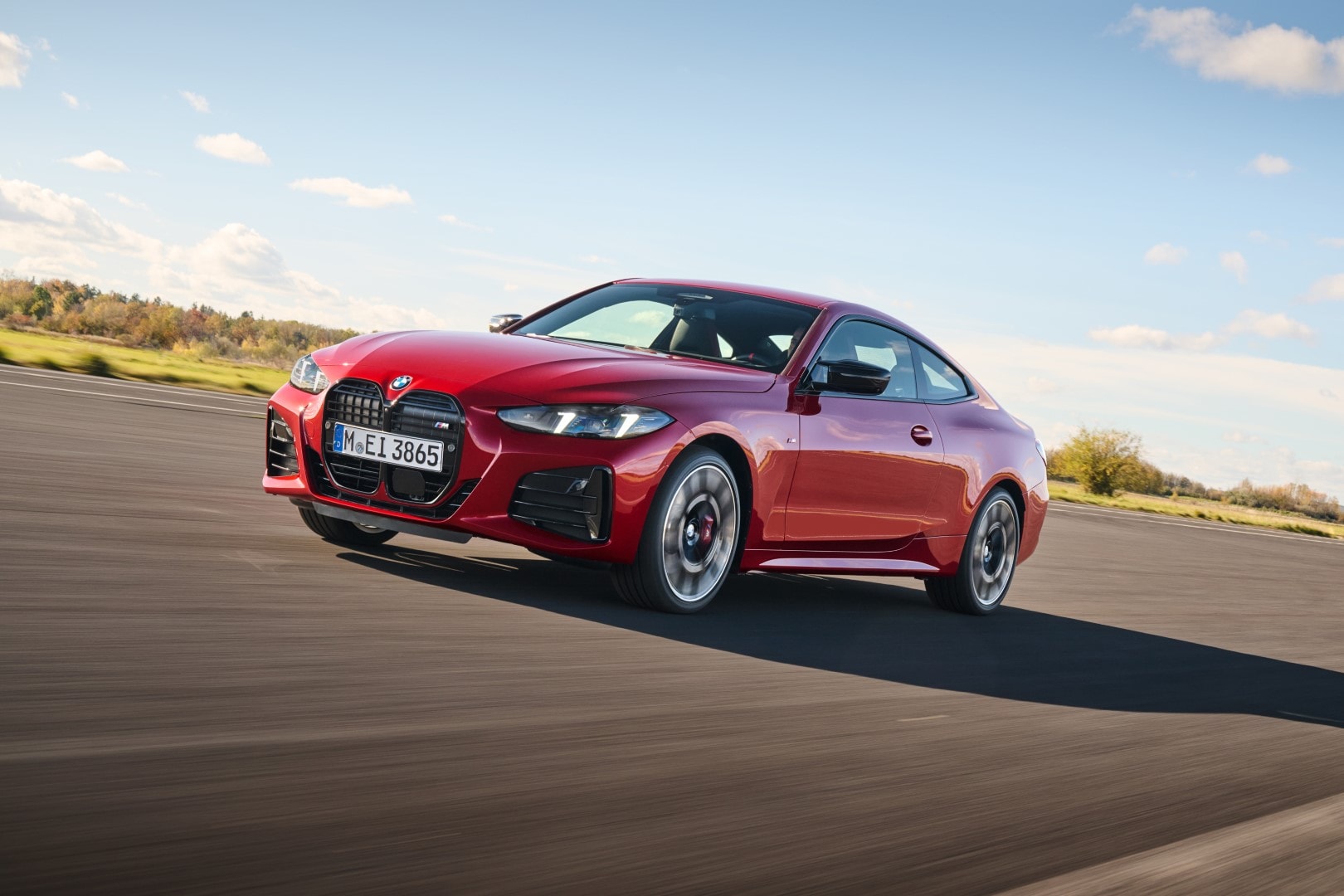 Captura del BMW Serie 4 Coupé en movimiento, resaltando su perfil agresivo.