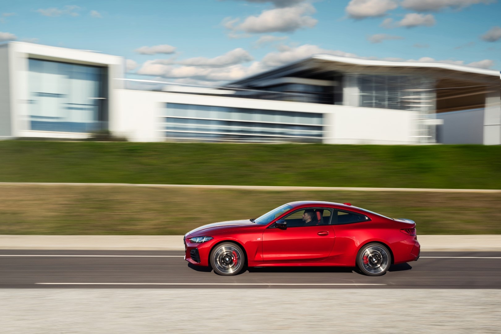 Perfil en movimiento del BMW Serie 4, capturando la esencia de su diseño.