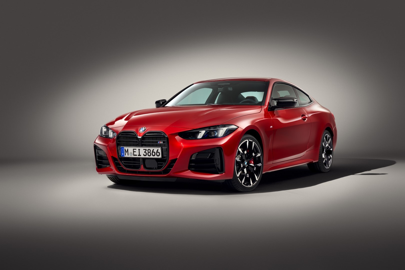 Vista dinámica del BMW Serie 4 Coupé en color rojo.