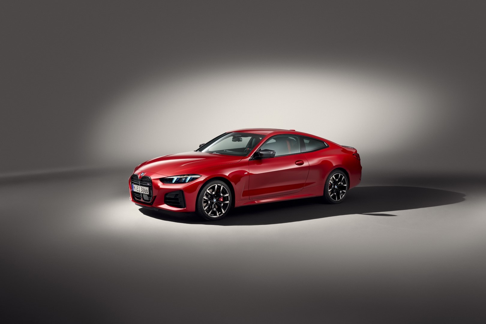 Perfil elegante del BMW Serie 4, destacando su línea de diseño.