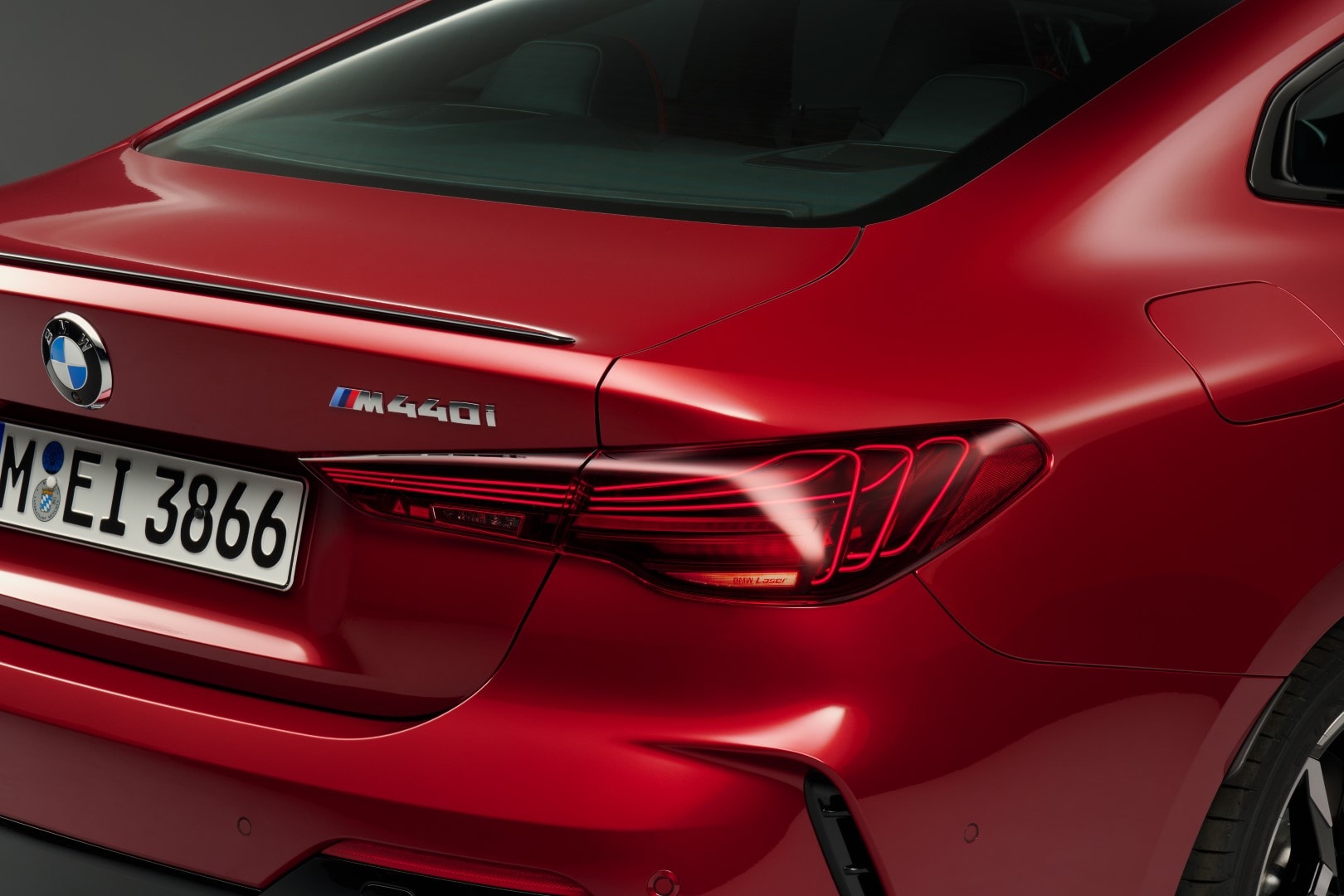 Detalle de la sección trasera del BMW Serie 4, centrado en las luces y diseño aerodinámico.