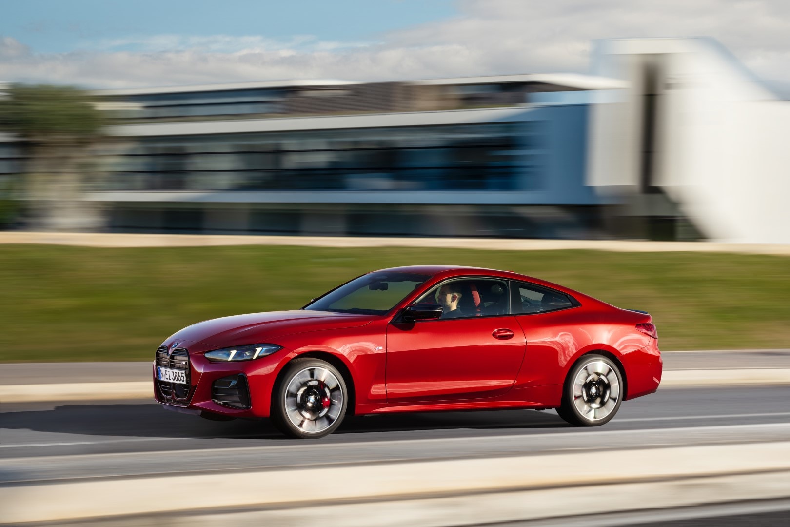 Captura del BMW Serie 4 en movimiento, mostrando su agilidad.