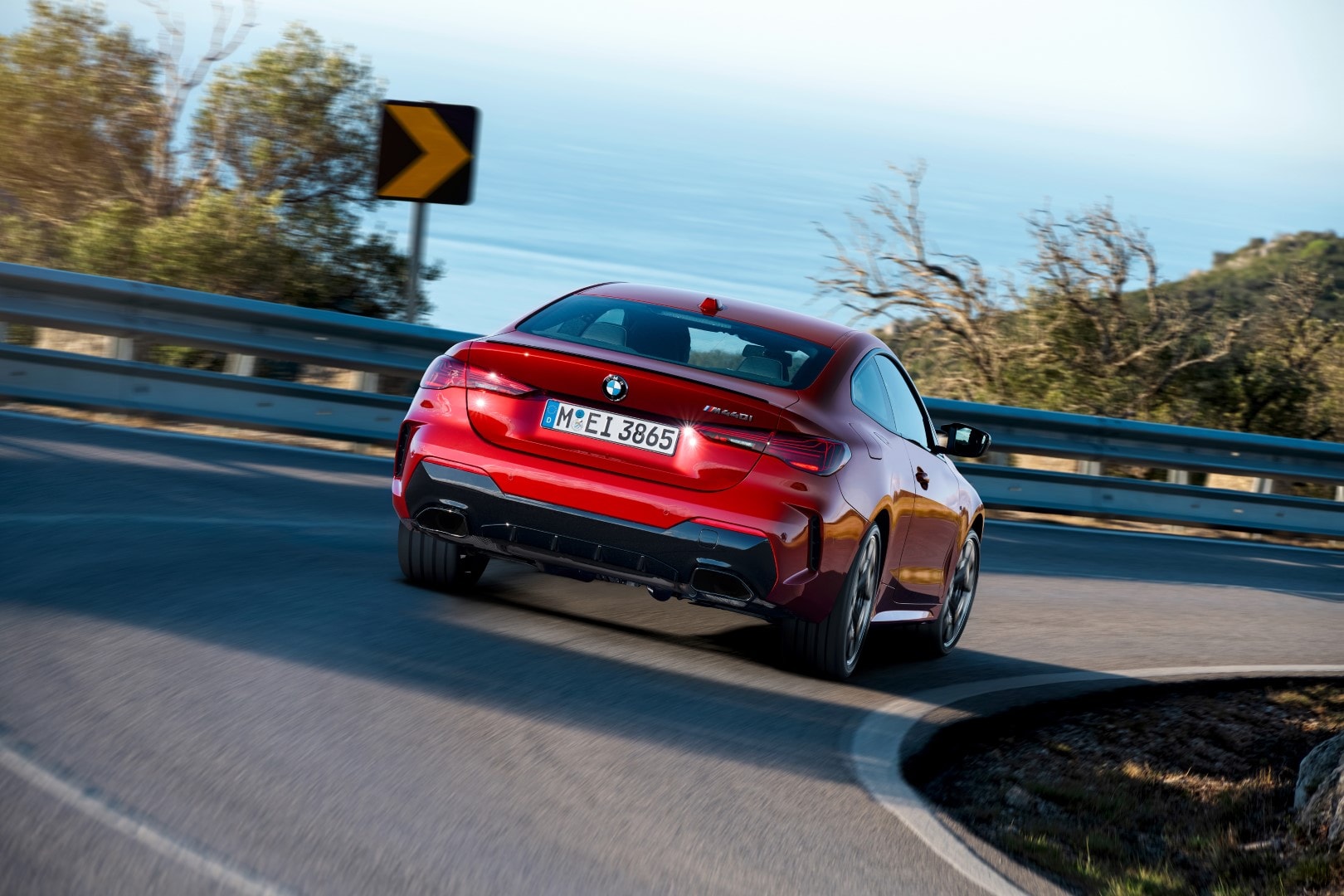 BMW Serie 4 mostrando su presencia y rendimiento en carretera.