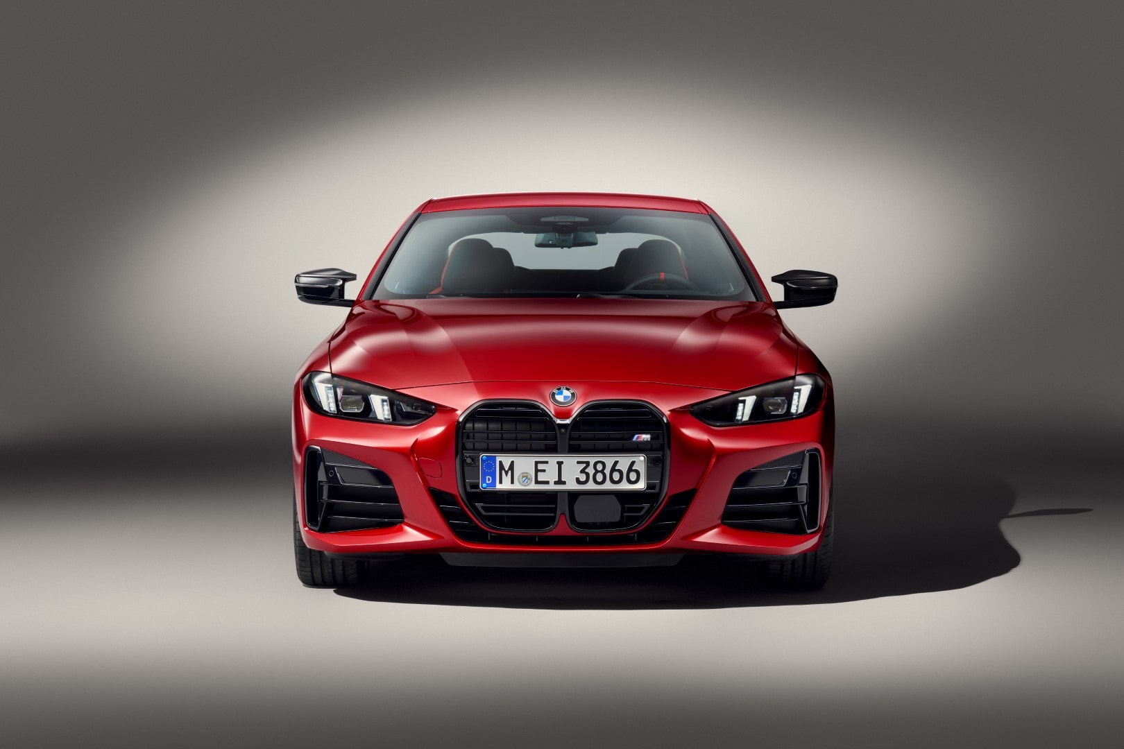 Vista frontal del BMW Serie 4, resalta la parrilla distintiva y faros afilados.