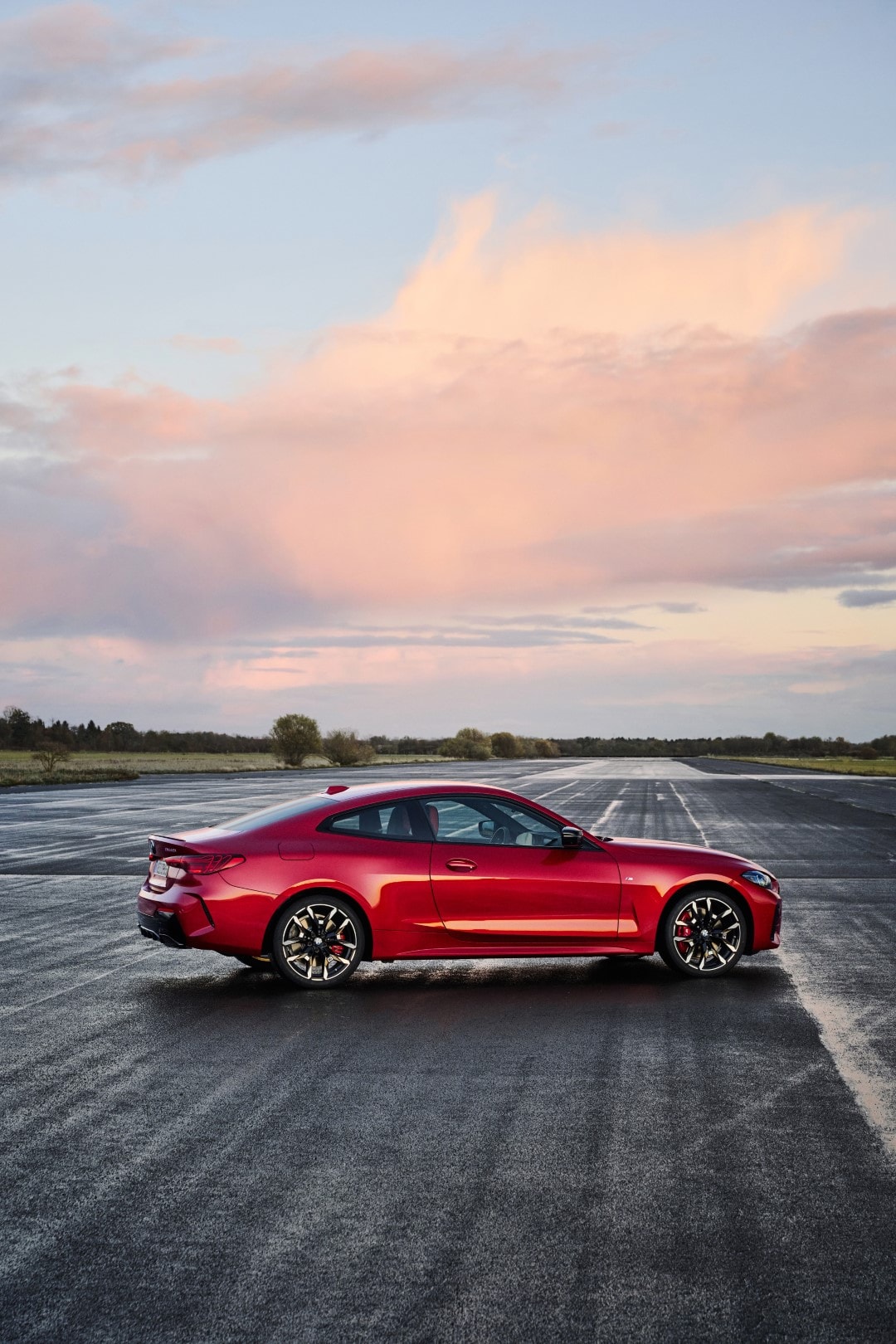 Vista lateral del BMW Serie 4 al atardecer, realzando su silueta.